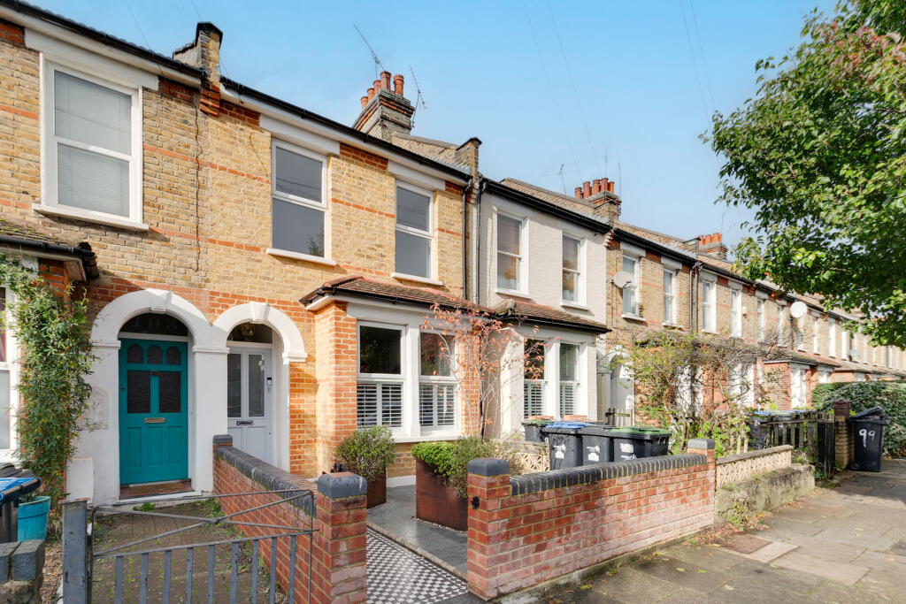 3 bedroom terraced house for sale in Stanley Road, London, N11