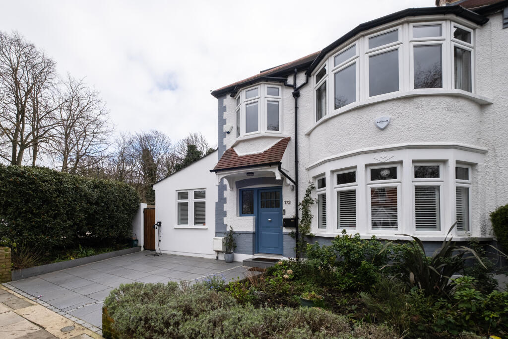 5 bedroom end of terrace house for sale in Dukes Avenue, London, N10
