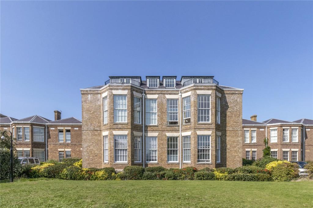 2 bedroom flat for sale in Princess Park Manor, Royal Drive, London, N11