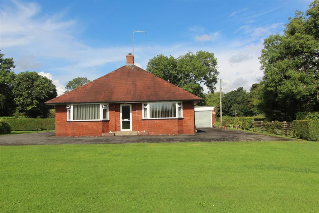 3 bedroom detached bungalow for sale in Llynclys, Oswestry, SY10