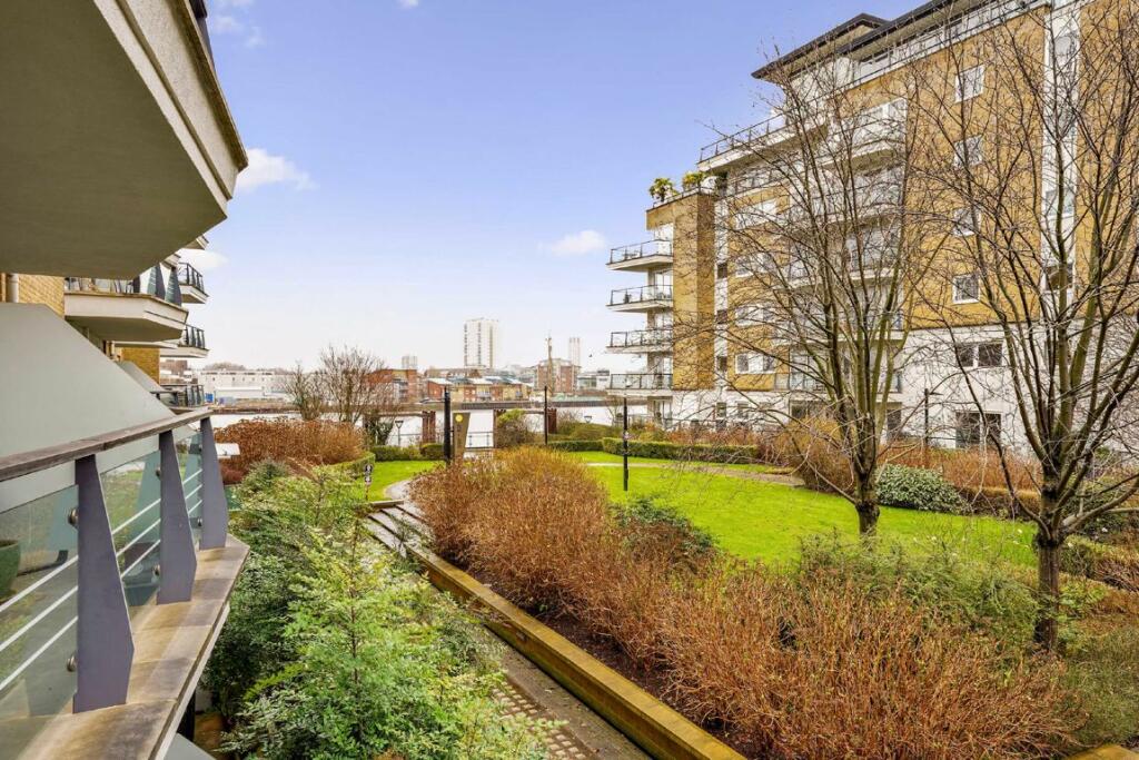 2 bedroom flat for sale in Smugglers Way, Wandsworth, SW18