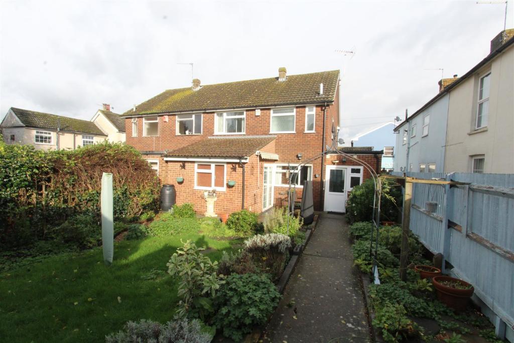 3 bedroom semidetached house for sale in London Road, Teynham