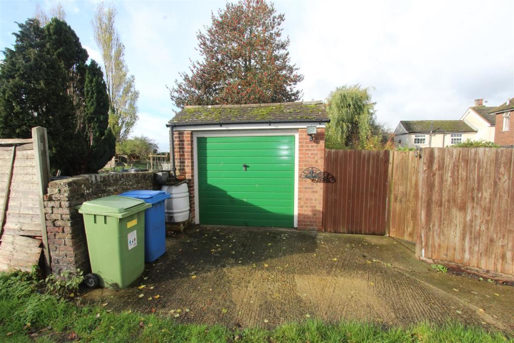 3 bedroom semidetached house for sale in London Road, Teynham