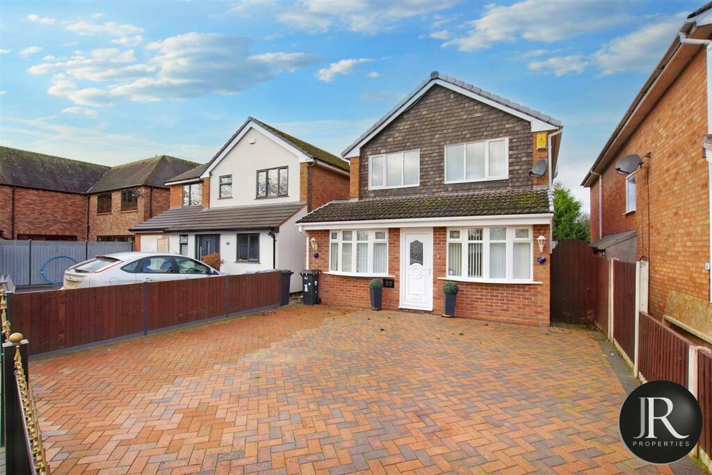 4 bedroom detached house for sale in Chaseview Road, Alrewas, DE13