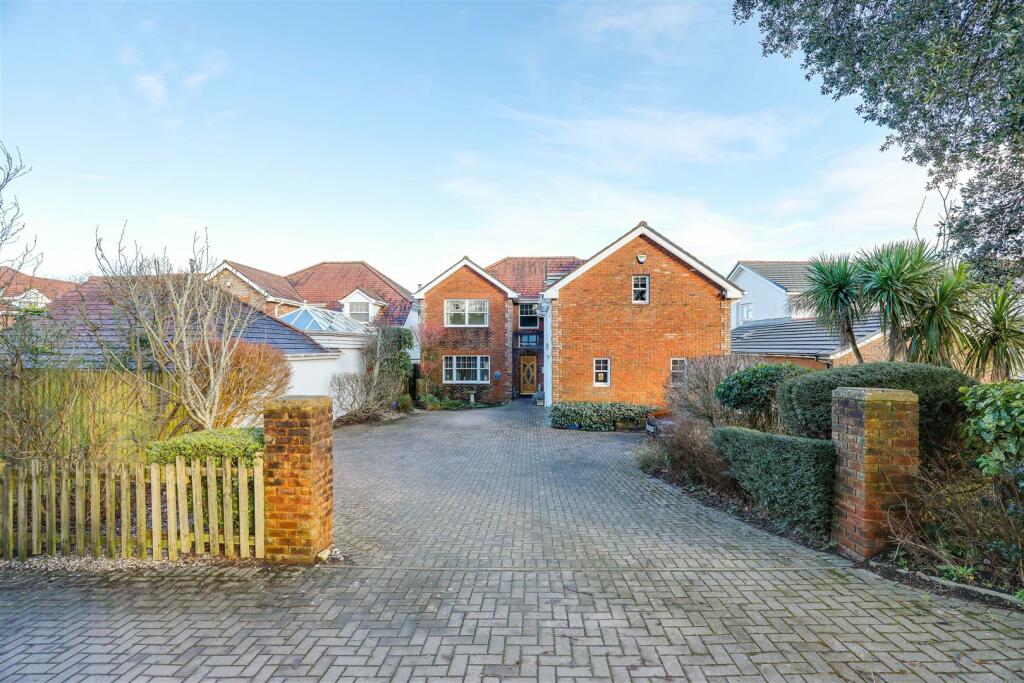 5 bedroom detached house for sale in Keepers Gardens, Llandough