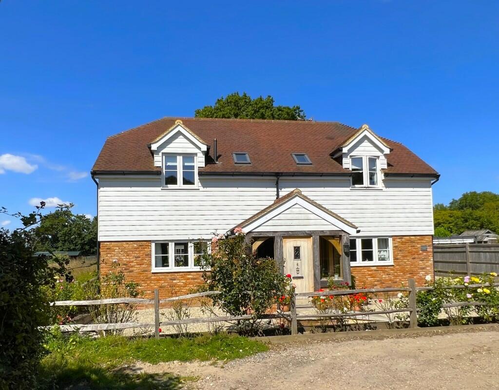 3 bedroom detached house for sale in Peasmarsh Road, TN31