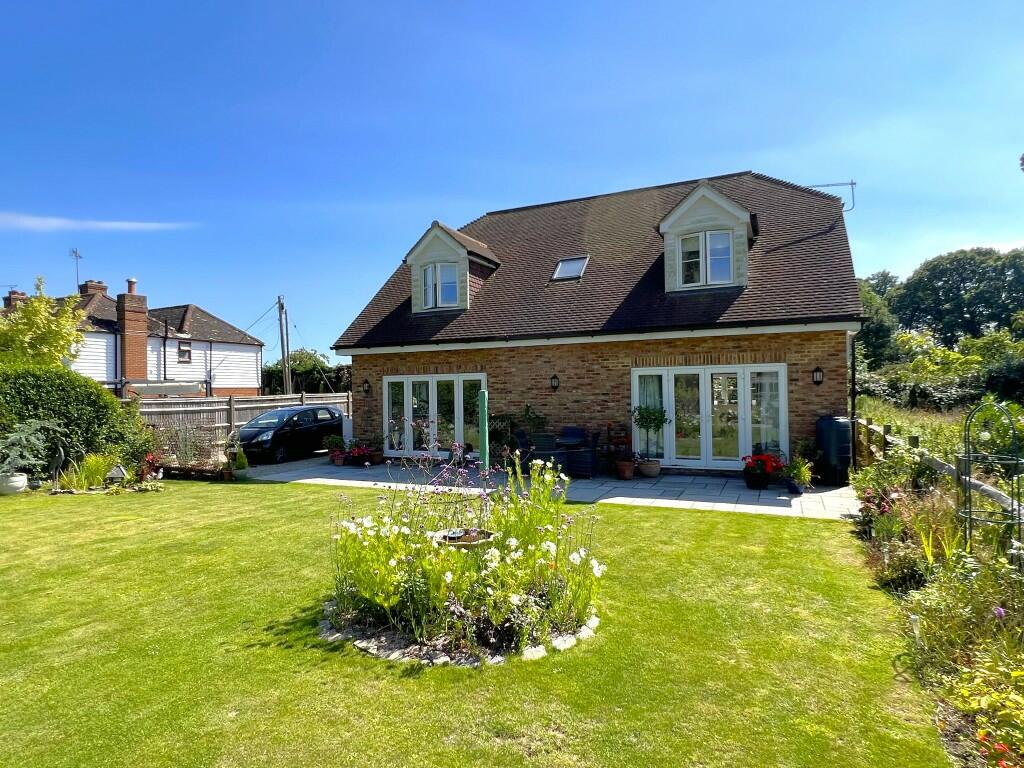 3 bedroom detached house for sale in Peasmarsh Road, TN31
