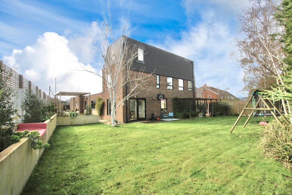 4 bedroom detached house for sale in Hazlemere Road, Seasalter, Whitstable, CT5