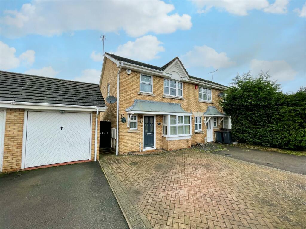 3 bedroom end of terrace house for sale in Brockenhurst Way, Longford