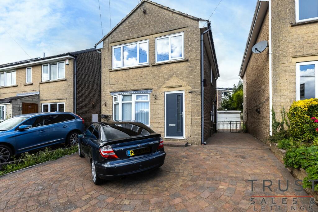 3 bedroom detached house for sale in Upper Batley Low Lane, Batley, WF17