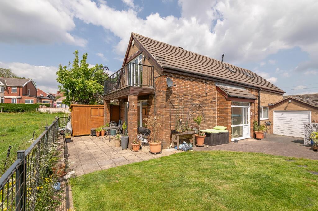 3 bedroom detached house for sale in Upper Batley Low Lane, Upper