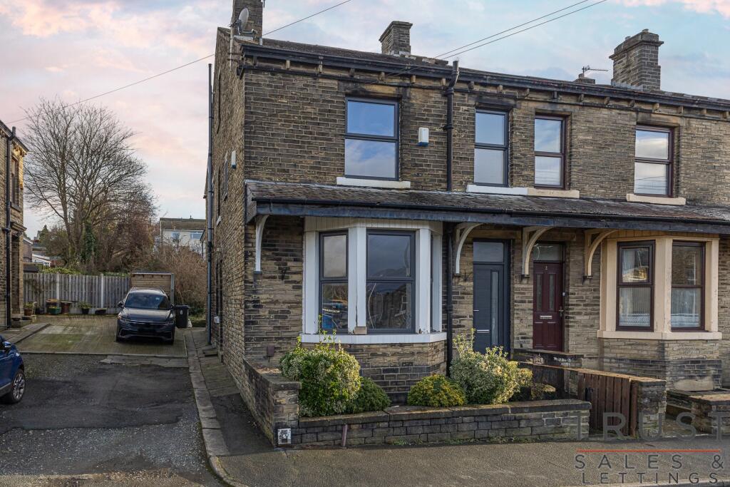 2 bedroom terraced house for sale in Victoria Street, Clifton