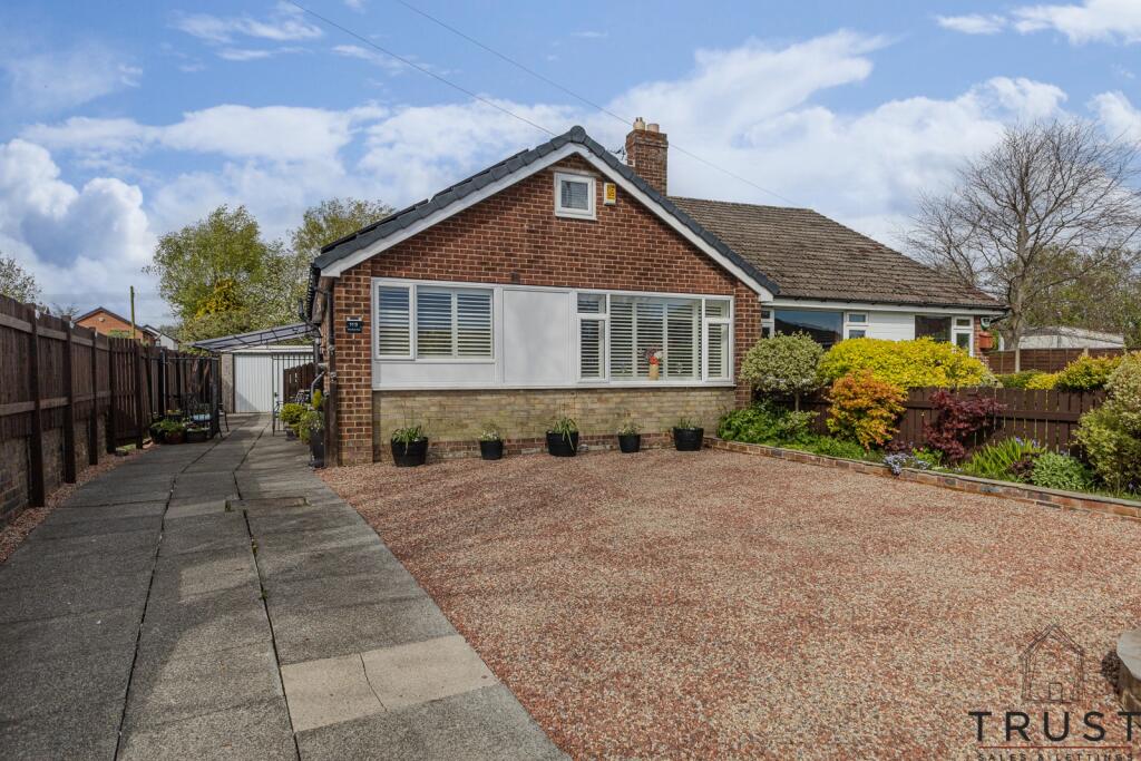 4 bedroom bungalow for sale in Sunny Bank Road, Mirfield, WF14