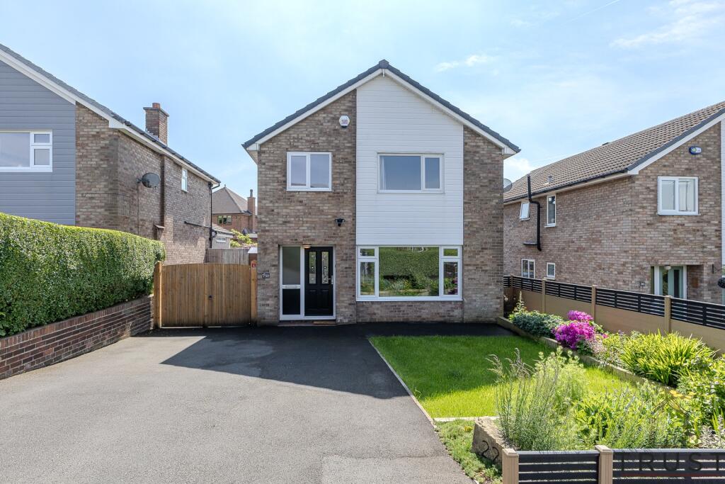 4 bedroom detached house for sale in Blake Hall Road, Mirfield, WF14