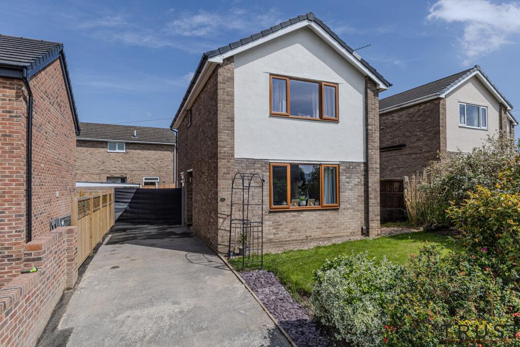 3 bedroom detached house for sale in Kings Head Road, Mirfield, WF14