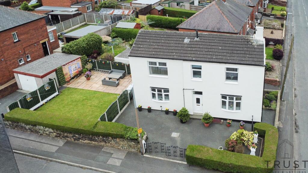 3 bedroom detached house for sale in Kirkgate, Hanging Heaton, Batley, WF17