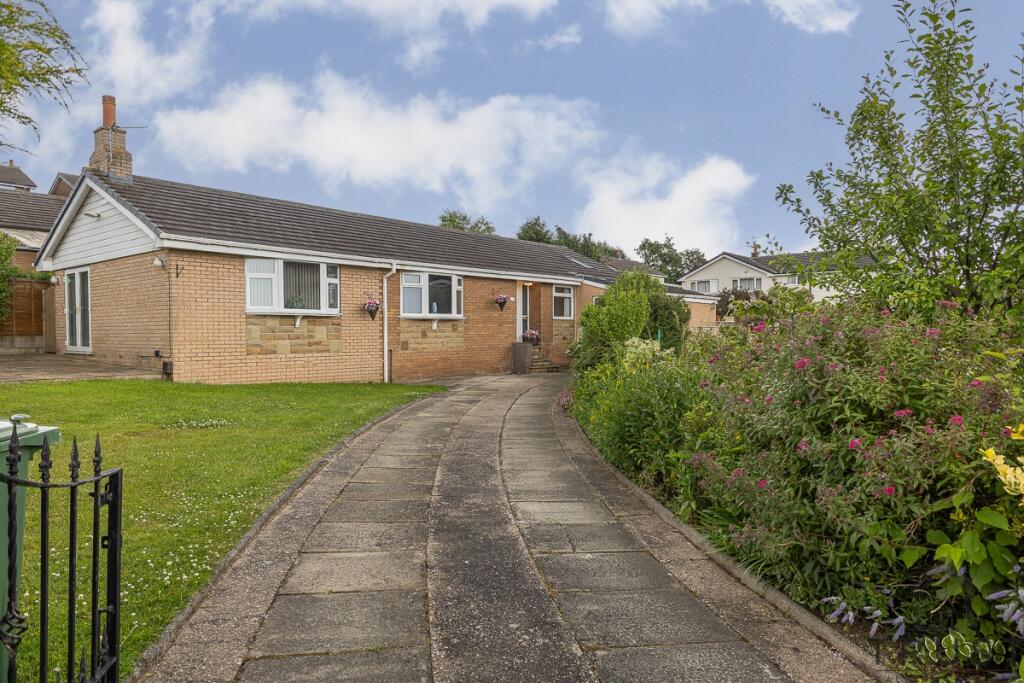 3 bedroom detached house for sale in Robin Hill, Birstall, WF17