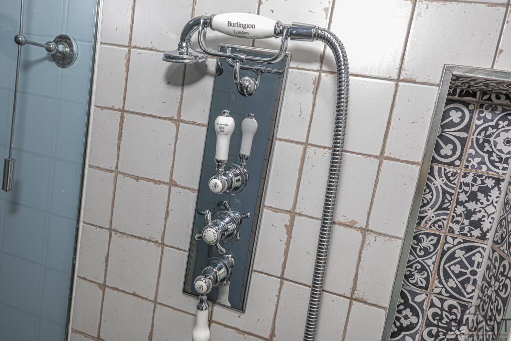 Additional property image - Halifax Road, Hartshead Moor, Cleckheaton