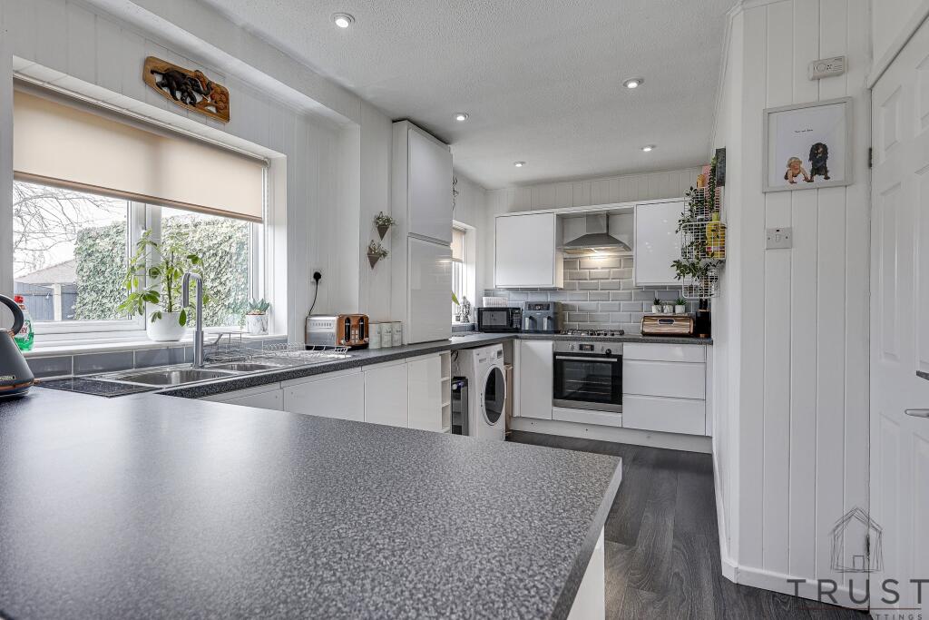 Additional property image - Links Avenue, Cleckheaton