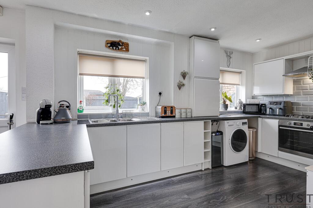 Additional property image - Links Avenue, Cleckheaton
