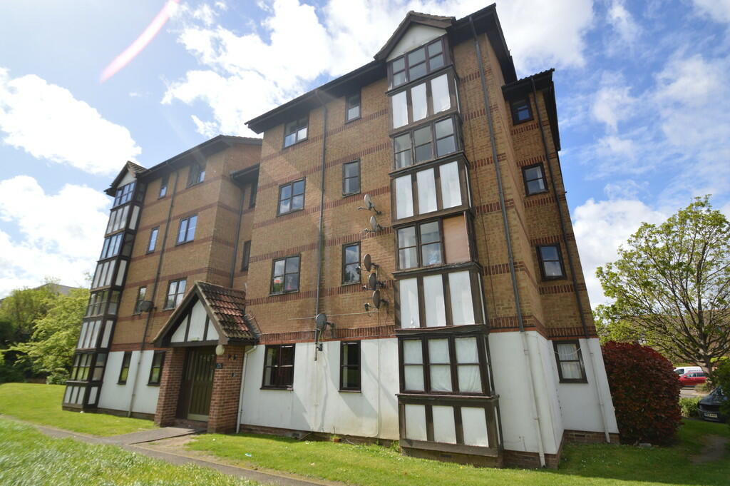 2 bedroom apartment for rent in Frobisher Road, Erith, DA8