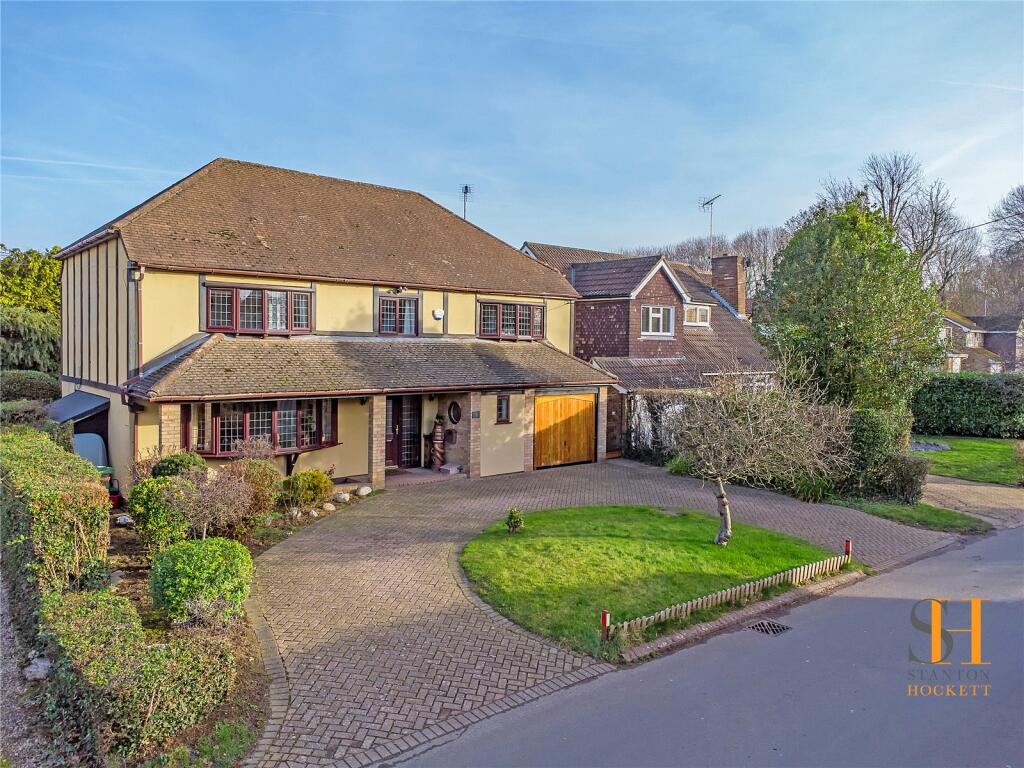 4 bedroom detached house for sale in Hall Green Lane, Hutton, Brentwood