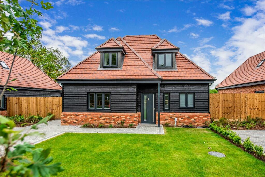 4 bedroom detached house for sale in New House Avenue, Wickford, Essex, SS12