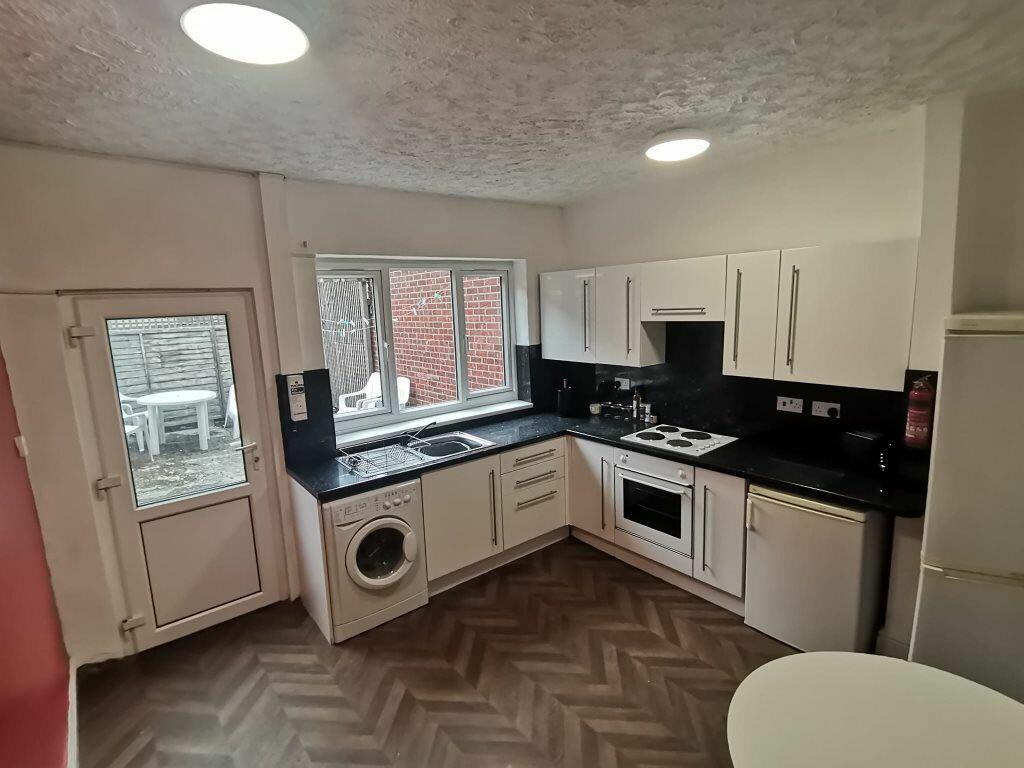 3 bedroom house for rent in Cromwell Street, Nottingham, NG7