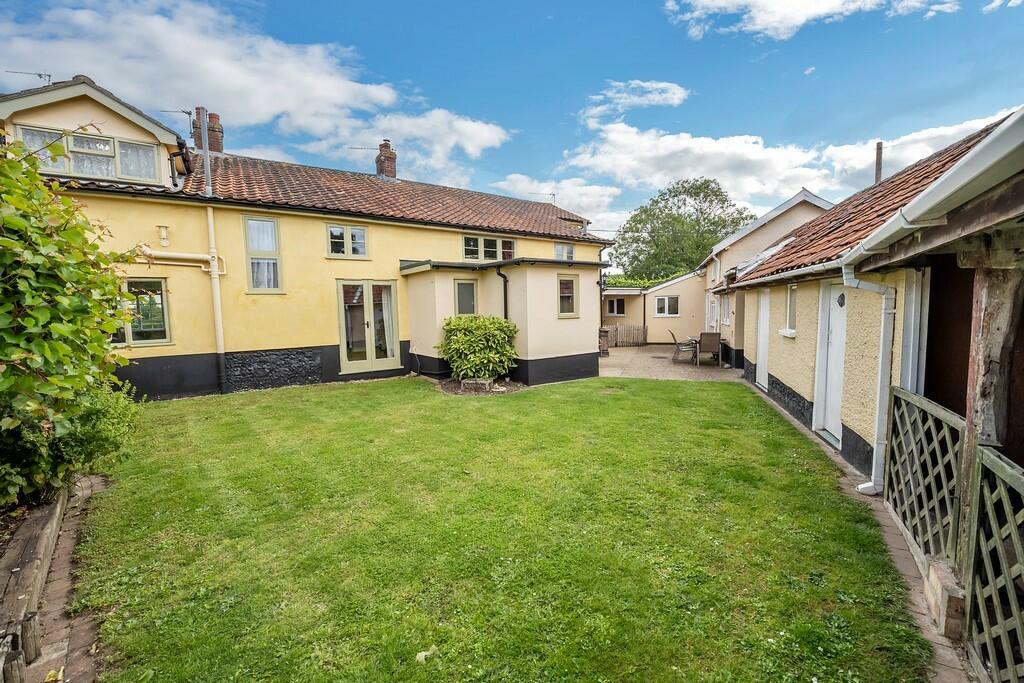 6 bedroom semidetached house for sale in Pulham Market, IP21