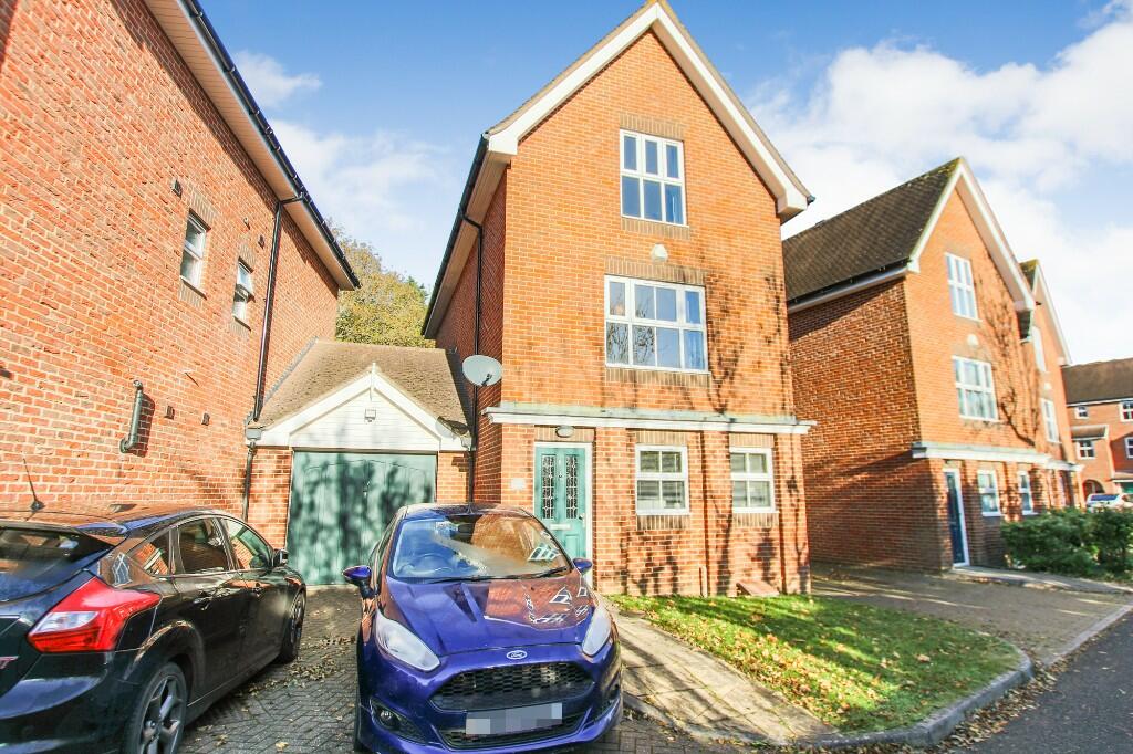 4 bedroom link detached house for sale in Leacroft, London Road, East