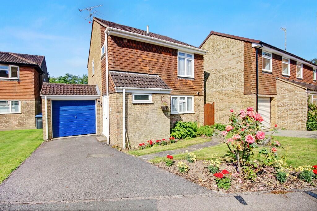 3 bedroom detached house for sale in Pegasus Way, East Grinstead, West