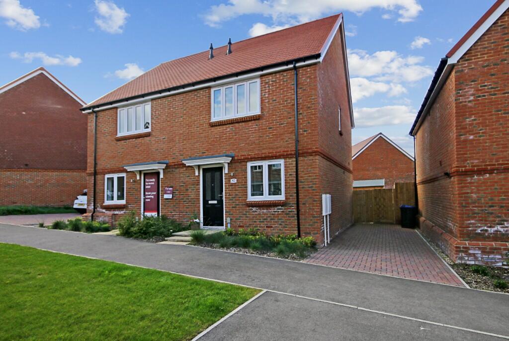 2 bedroom semidetached house for sale in Butlers Way, East Grinstead