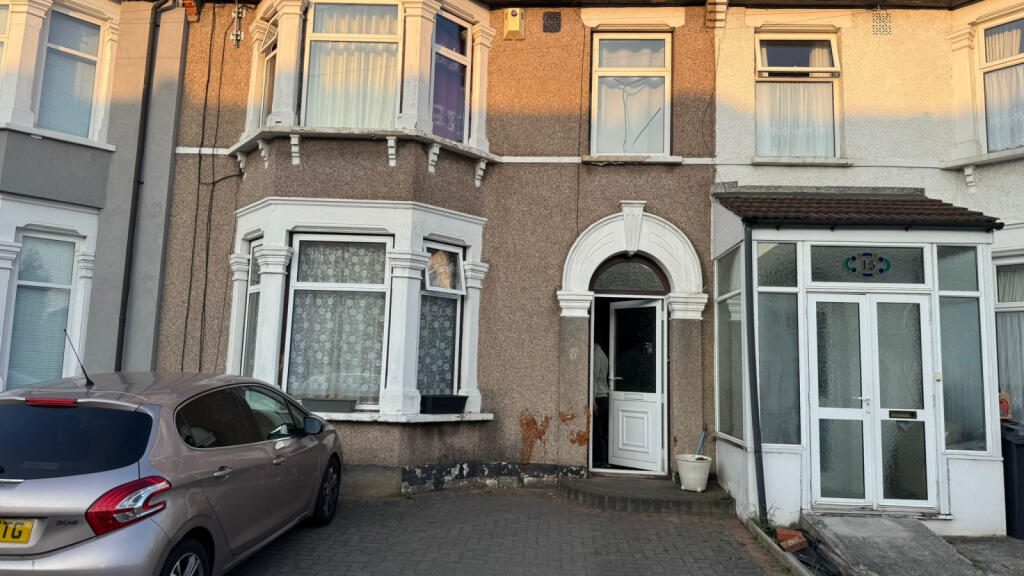 Main image of property: Gordon Road, London, IG1