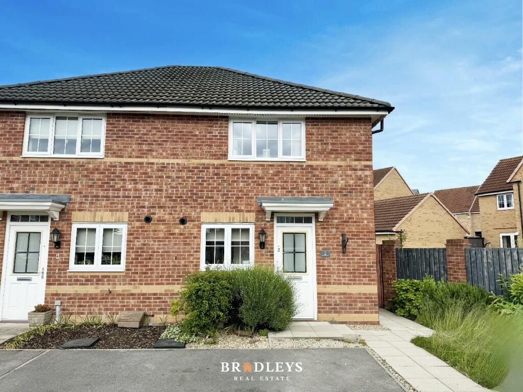 2 bedroom semidetached house for sale in Poppy Fields Way, Pontefract, West Yorkshire, WF8