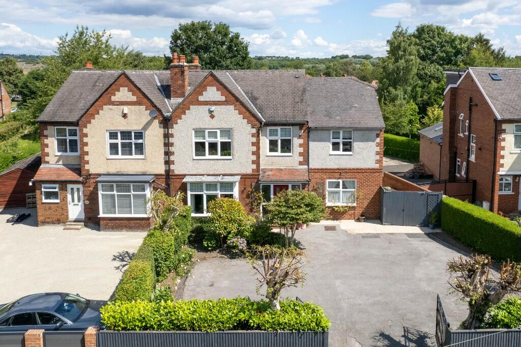 6 bedroom semidetached house for sale in Batley Road, Wakefield, West