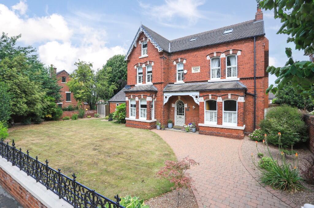 Main image of property: Glencoe, Ferrybridge Road, Knottingley, West Yorkshire, WF11