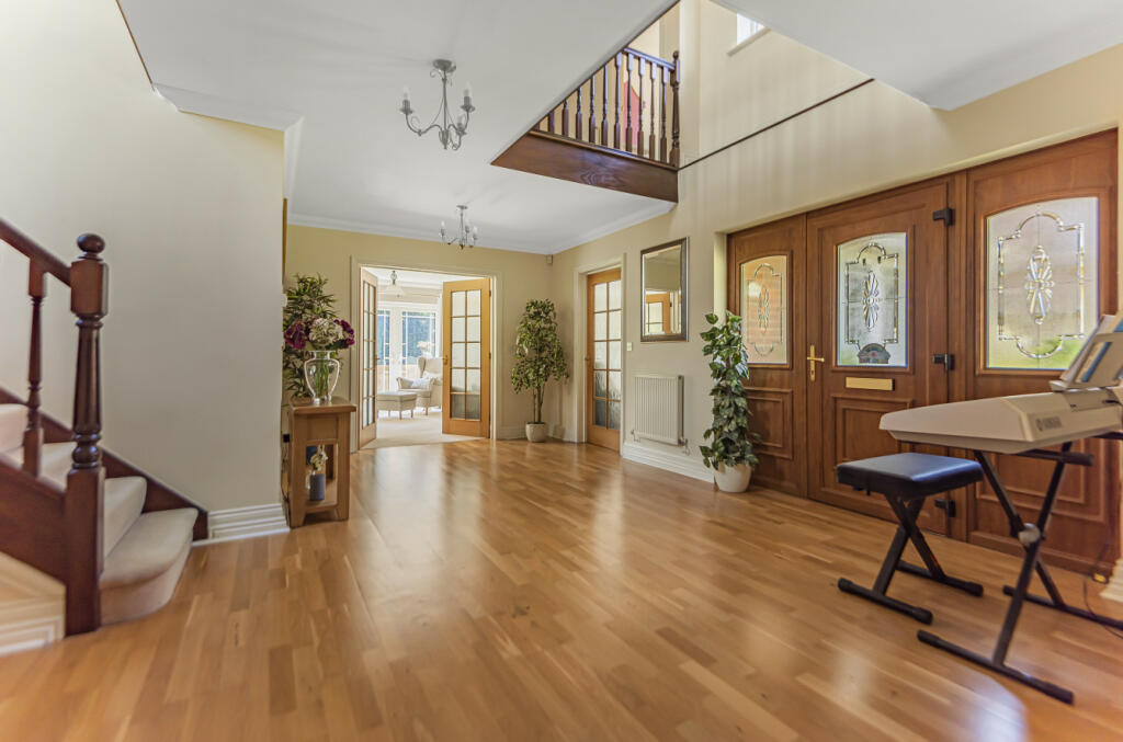 5 bedroom detached house for sale in Botley Road, Burridge, Southampton