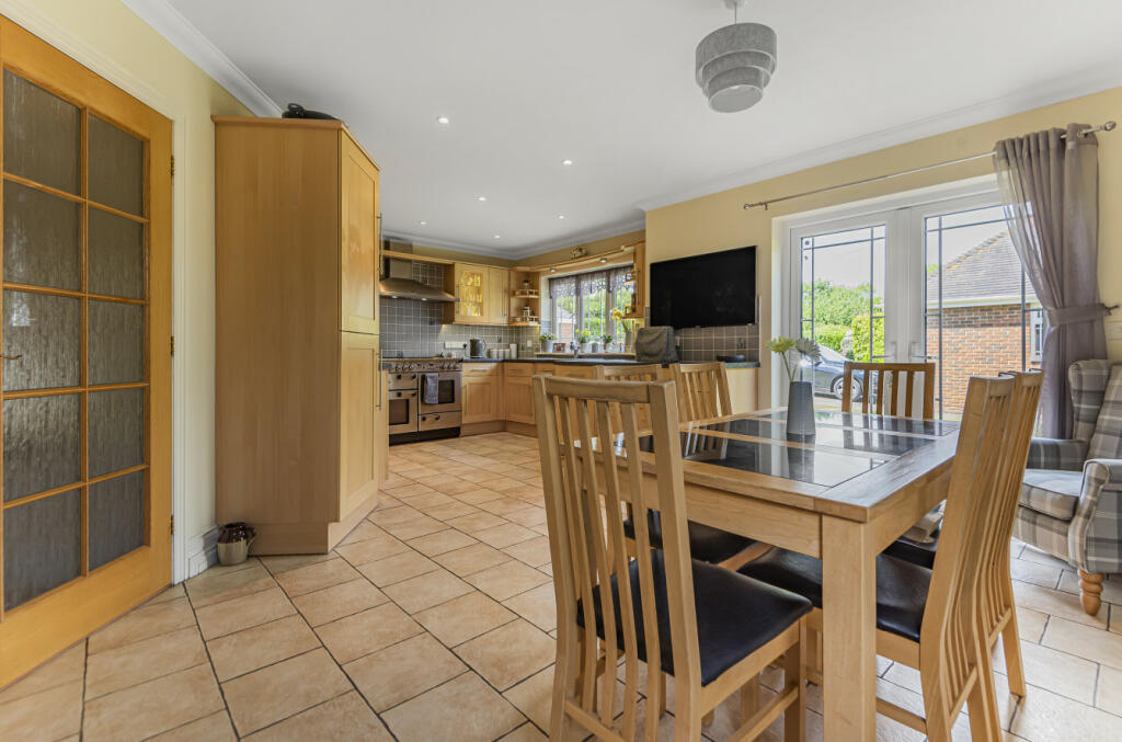 5 bedroom detached house for sale in Botley Road, Burridge, Southampton