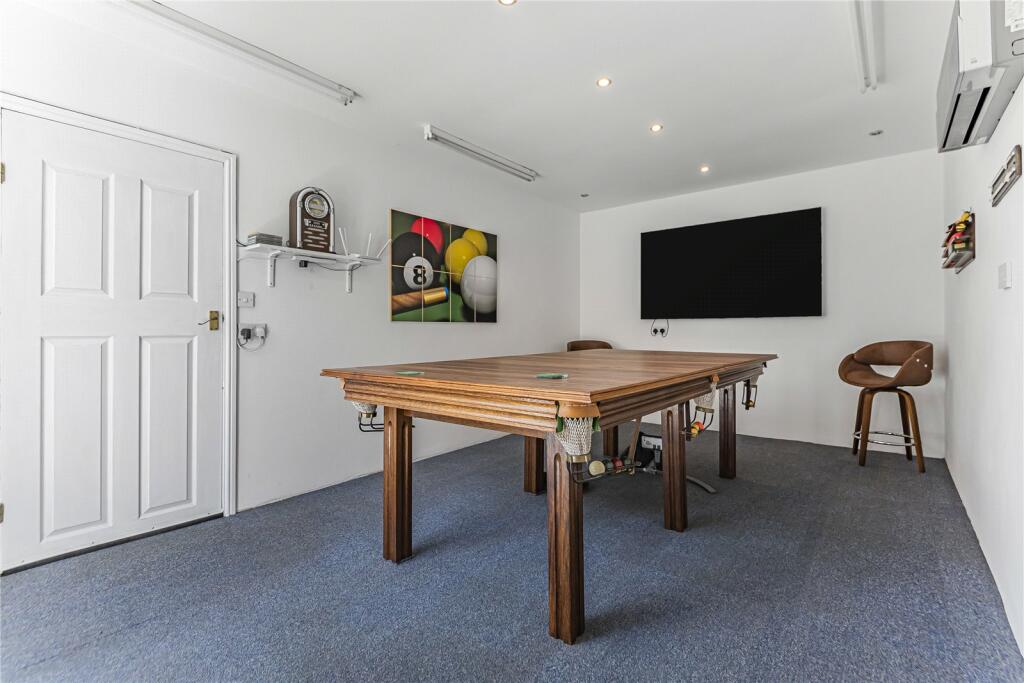 5 bedroom detached house for sale in Botley Road, Burridge, Southampton