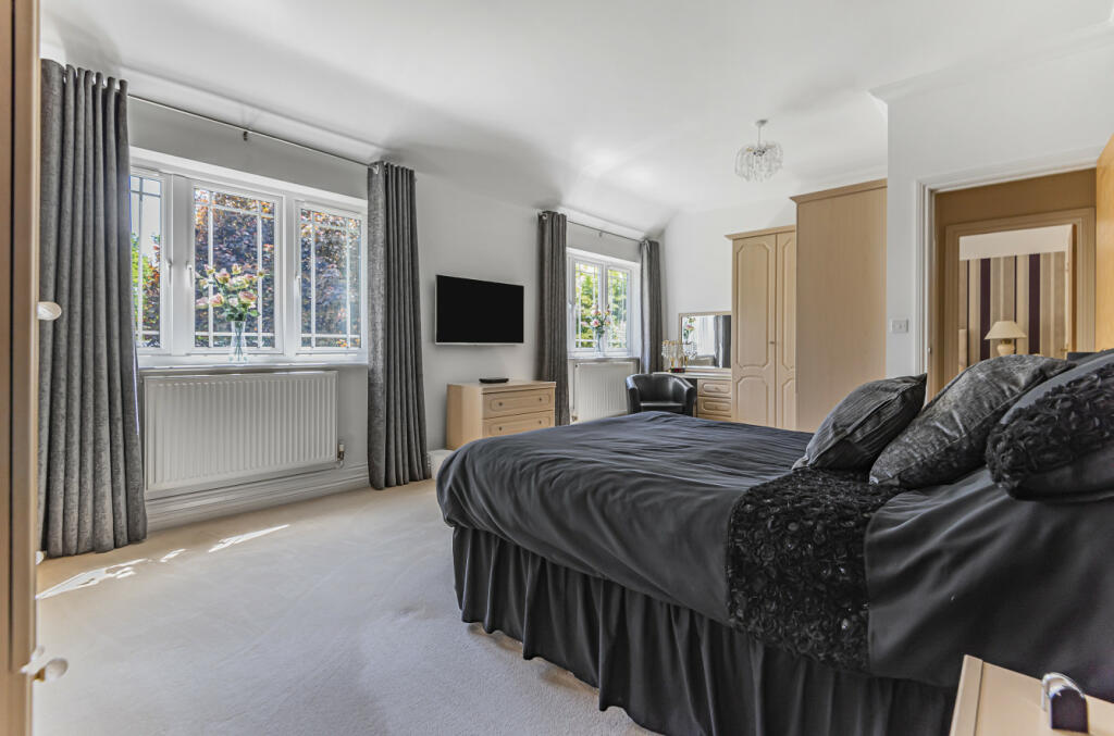 5 bedroom detached house for sale in Botley Road, Burridge, Southampton