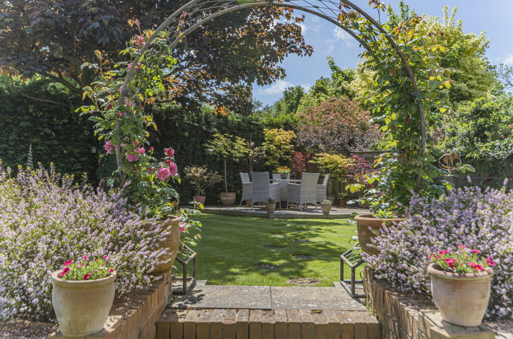 5 bedroom detached house for sale in Botley Road, Burridge, Southampton