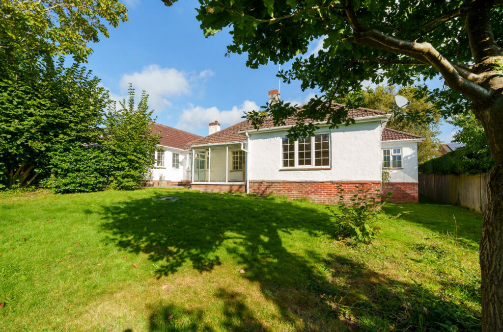 4 bedroom bungalow for sale in Warsash Road, Locks Heath, Southampton