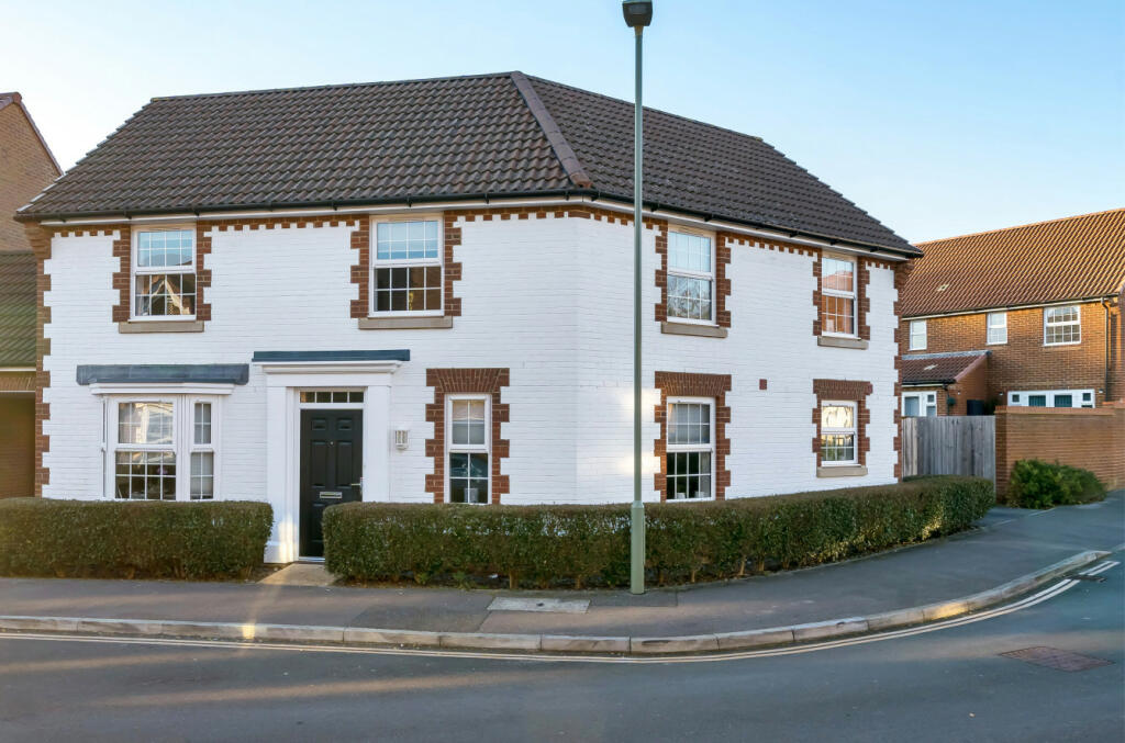 4 bedroom detached house for sale in Agincourt Drive, Sarisbury Green