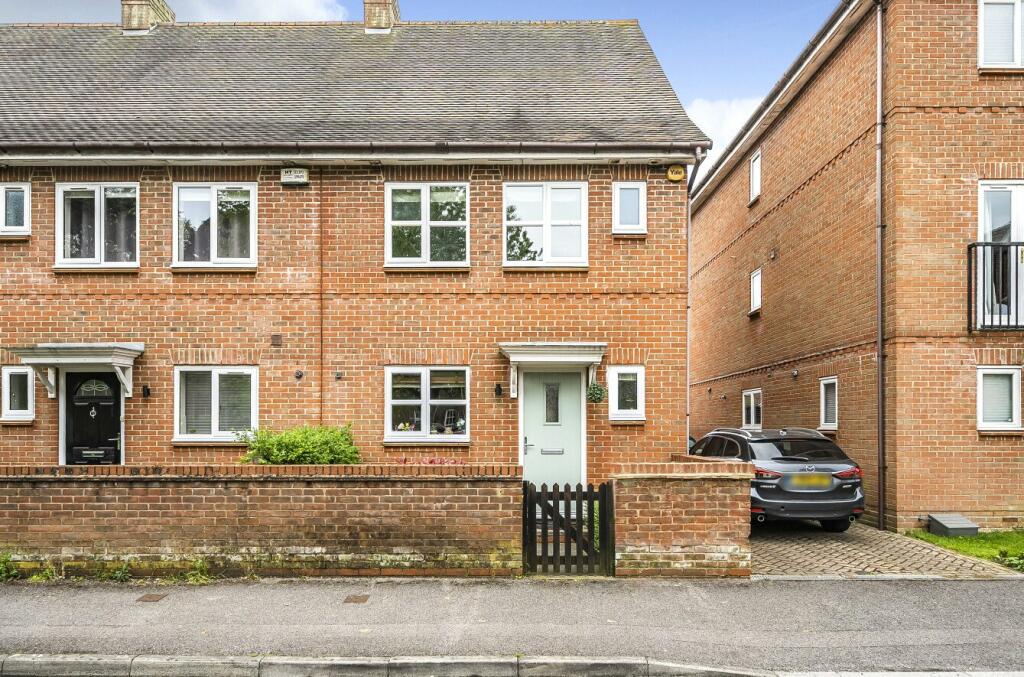 3 bedroom end of terrace house for sale in Knowle Avenue, Knowle