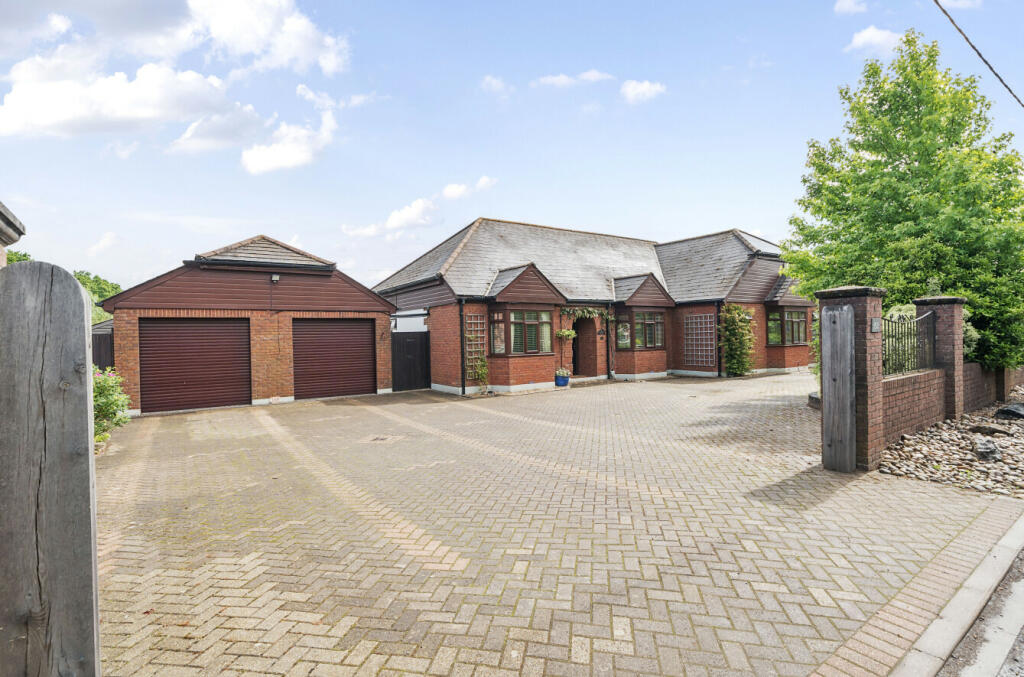 4 bedroom bungalow for sale in Funtley Road, Fareham, Hampshire, PO15