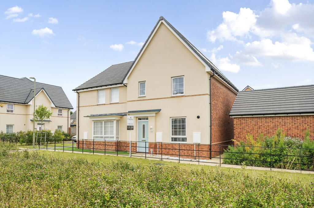 3 bedroom semidetached house for sale in Rosier Close, Bursledon