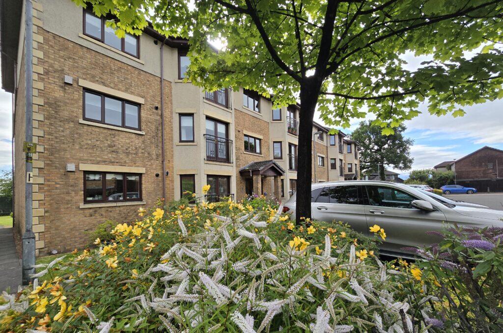 Main image of property: Flat 3 4 Oaktree Gardens, Dumbarton, G82 1EU