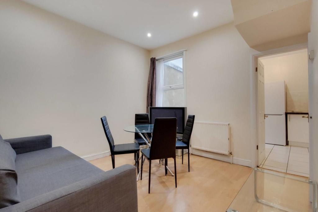 3 bedroom terraced house for rent in Welbeck Road, East ...