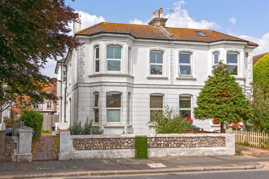 3 bedroom flat for sale in Rowlands Road, Worthing, BN11