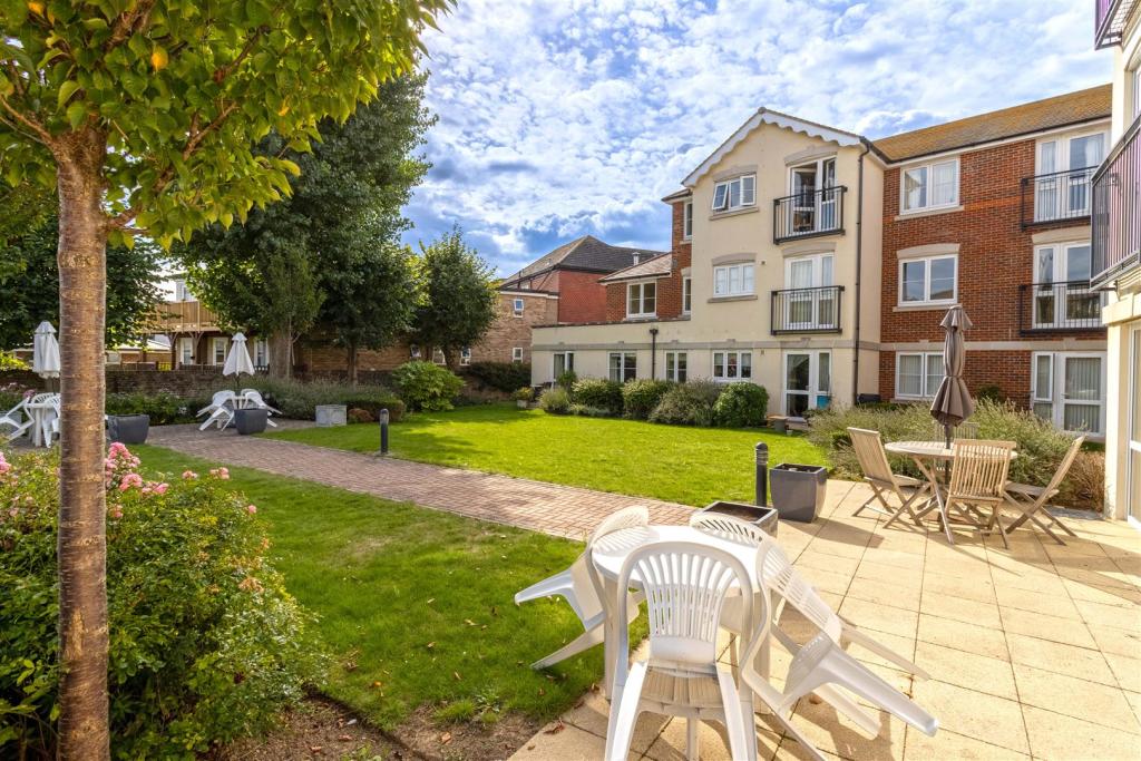 2 bedroom retirement property for sale in Southey Road, Worthing, BN11